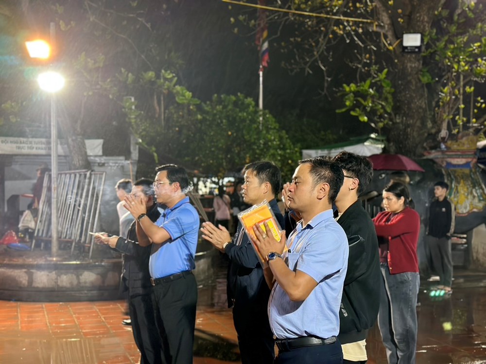 Hàng nghìn người dân đội mưa xuyên đêm chờ phát ấn đền Trần - ảnh 3