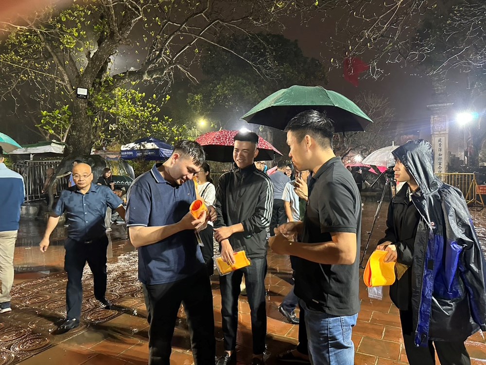 Hàng nghìn người dân đội mưa xuyên đêm chờ phát ấn đền Trần - ảnh 4