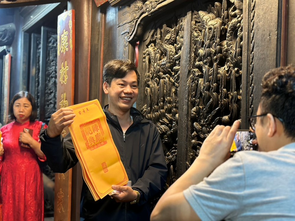 Hàng nghìn người dân đội mưa xuyên đêm chờ phát ấn đền Trần - ảnh 5