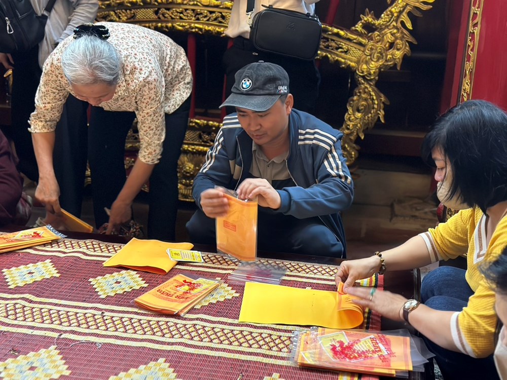 Hàng nghìn người dân đội mưa xuyên đêm chờ phát ấn đền Trần - ảnh 6