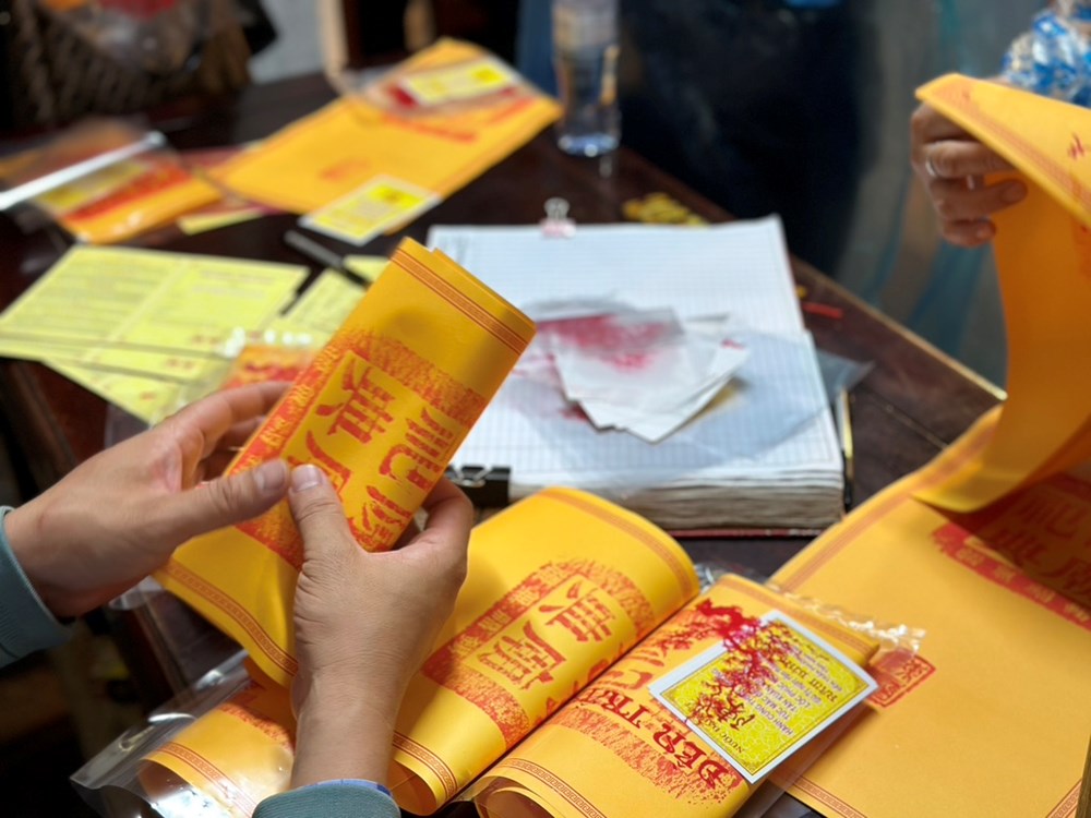 Hàng nghìn người dân đội mưa xuyên đêm chờ phát ấn đền Trần - ảnh 7