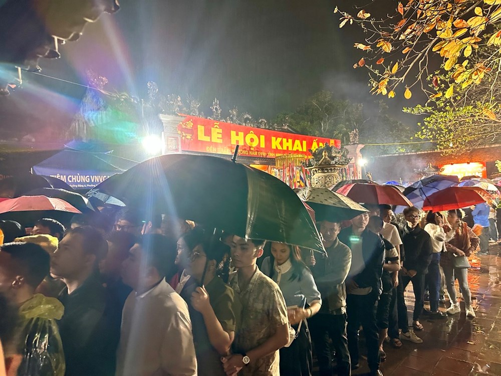 Hàng nghìn người dân đội mưa xuyên đêm chờ phát ấn đền Trần - ảnh 8