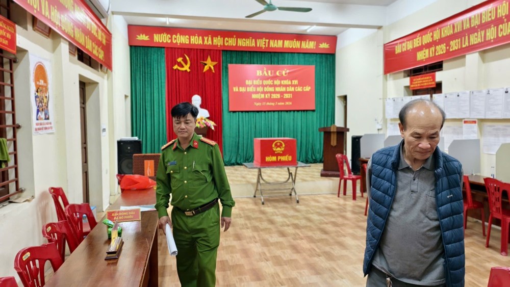 Tuần tra xuyên đêm đảm bảo an ninh trật tự trước ngày bầu cử - ảnh 4