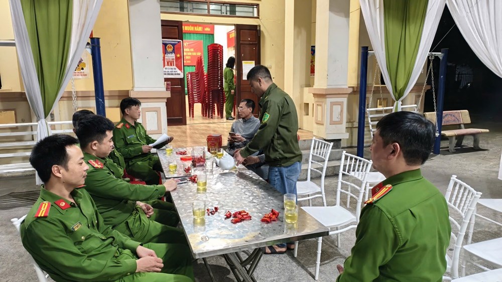 Tuần tra xuyên đêm đảm bảo an ninh trật tự trước ngày bầu cử - ảnh 3