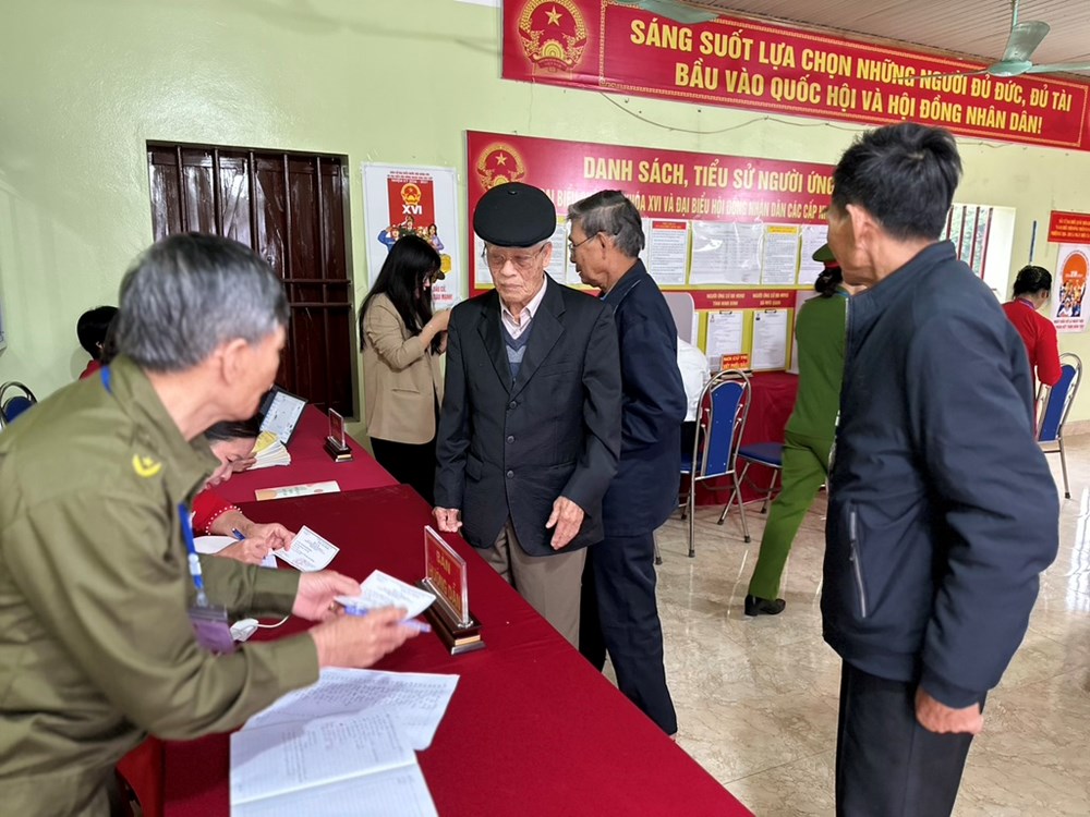 Hơn 3 triệu cử tri tỉnh Ninh Bình nô nức đi bầu cử - ảnh 3