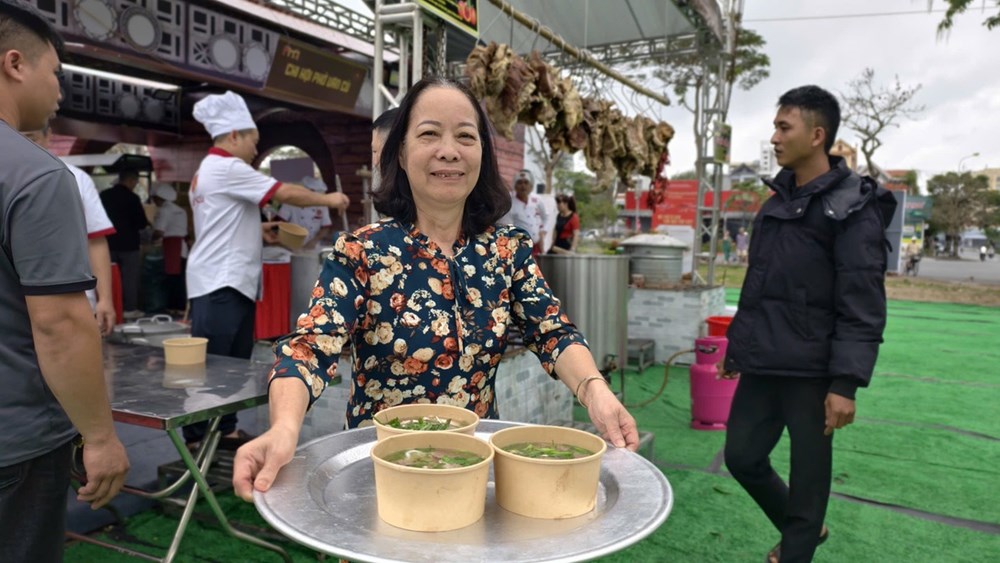 Hàng nghìn người đổ về Festival Phở ở Ninh Bình - ảnh 8