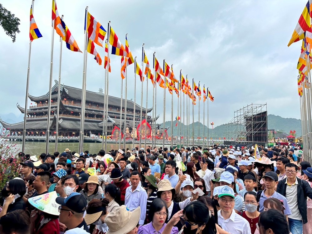 Ninh Bình: 3 tháng đầu năm doanh thu du lịch đạt trên 10.000 tỉ đồng - ảnh 1