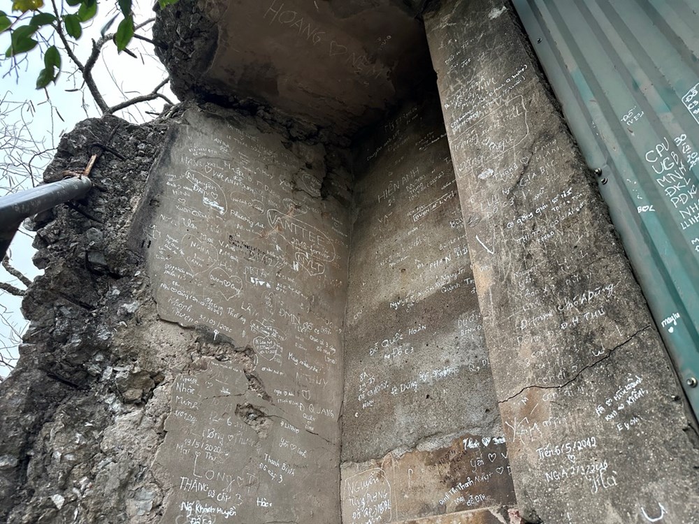 Di tích quốc gia đặc biệt núi Non Nước bị xâm hại bởi nạn viết, vẽ bậy - ảnh 1