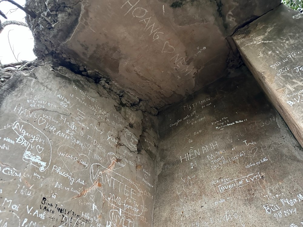 Di tích quốc gia đặc biệt núi Non Nước bị xâm hại bởi nạn viết, vẽ bậy - ảnh 3