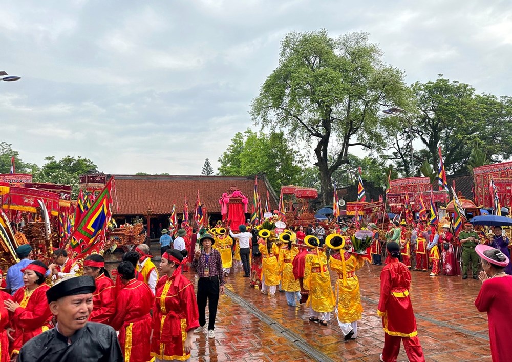 Ninh Bình: Hàng nghìn người “đội mưa” dự Lễ hội đền Thánh Nguyễn 2026 - ảnh 1