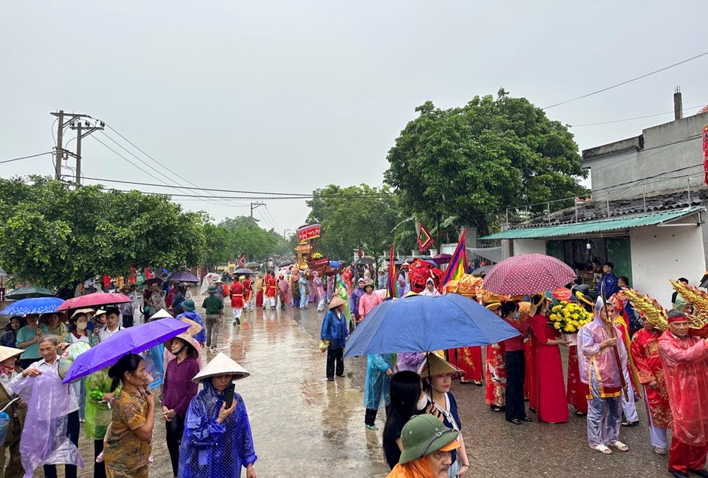 Ninh Bình: Hàng nghìn người “đội mưa” dự Lễ hội đền Thánh Nguyễn 2026 - ảnh 2