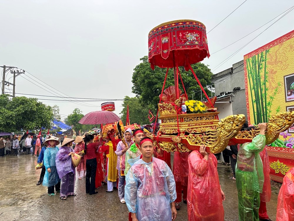 Ninh Bình: Hàng nghìn người “đội mưa” dự Lễ hội đền Thánh Nguyễn 2026 - ảnh 3