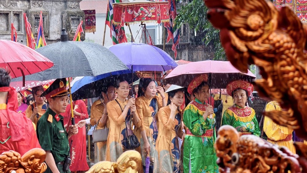 Ninh Bình: Hàng nghìn người “đội mưa” dự Lễ hội đền Thánh Nguyễn 2026 - ảnh 4