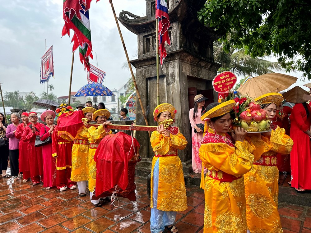 Ninh Bình: Hàng nghìn người “đội mưa” dự Lễ hội đền Thánh Nguyễn 2026 - ảnh 5