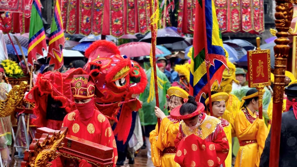 Ninh Bình: Hàng nghìn người “đội mưa” dự Lễ hội đền Thánh Nguyễn 2026 - ảnh 6
