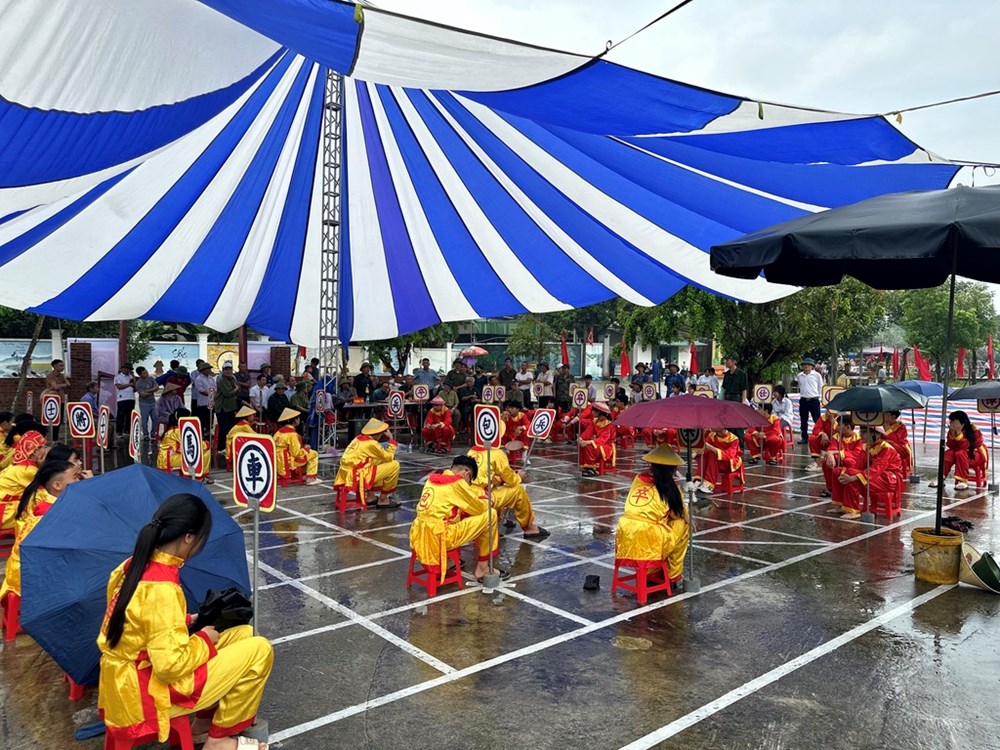 Ninh Bình: Hàng nghìn người “đội mưa” dự Lễ hội đền Thánh Nguyễn 2026 - ảnh 8