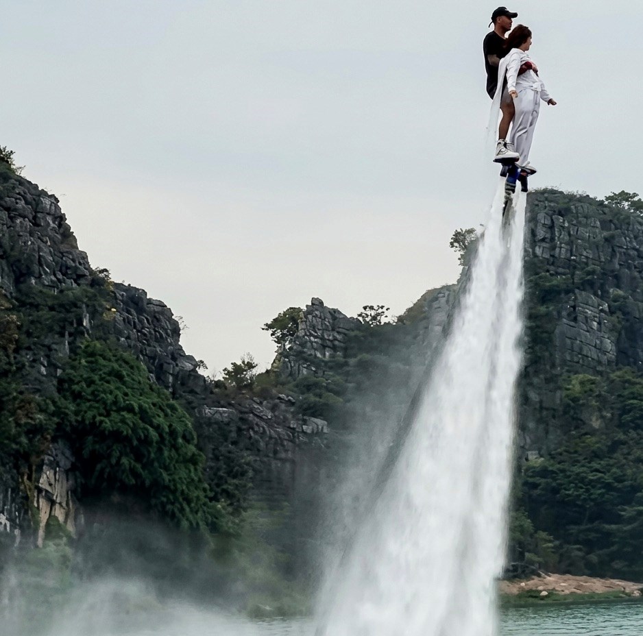 Màn trình diễn flyboard gặp sự cố tai nạn ở Ninh Bình - ảnh 1
