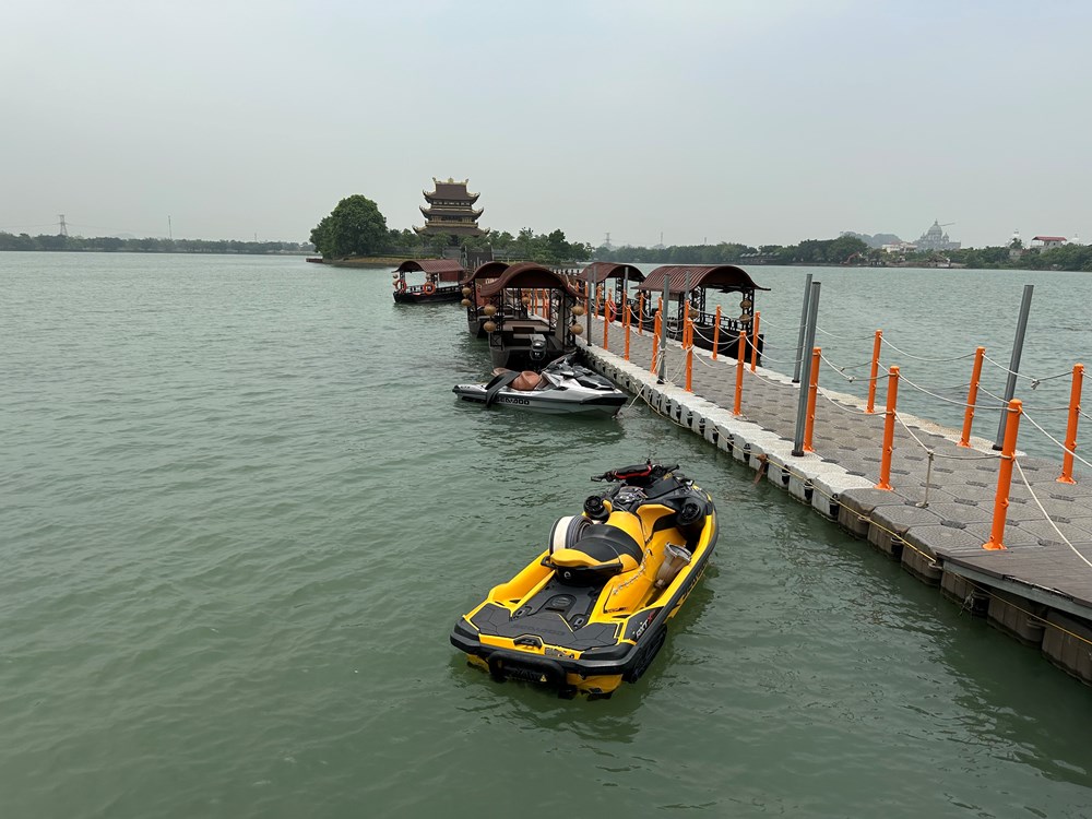 Màn trình diễn flyboard gặp sự cố tai nạn ở Ninh Bình - ảnh 3