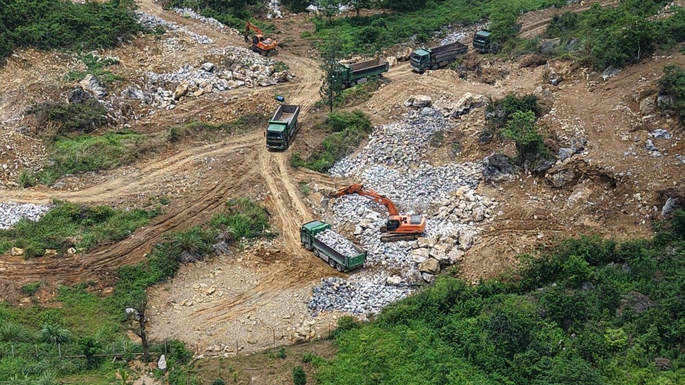 Thu giữ 2 máy xúc, truy tìm 5 xe vận tải - ảnh 2