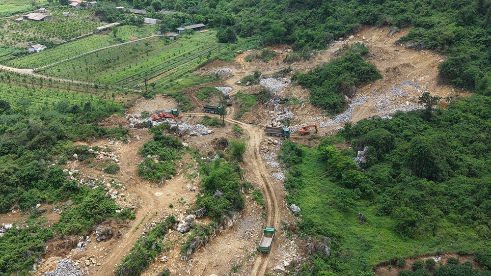 Thu giữ 2 máy xúc, truy tìm 5 xe vận tải - ảnh 1