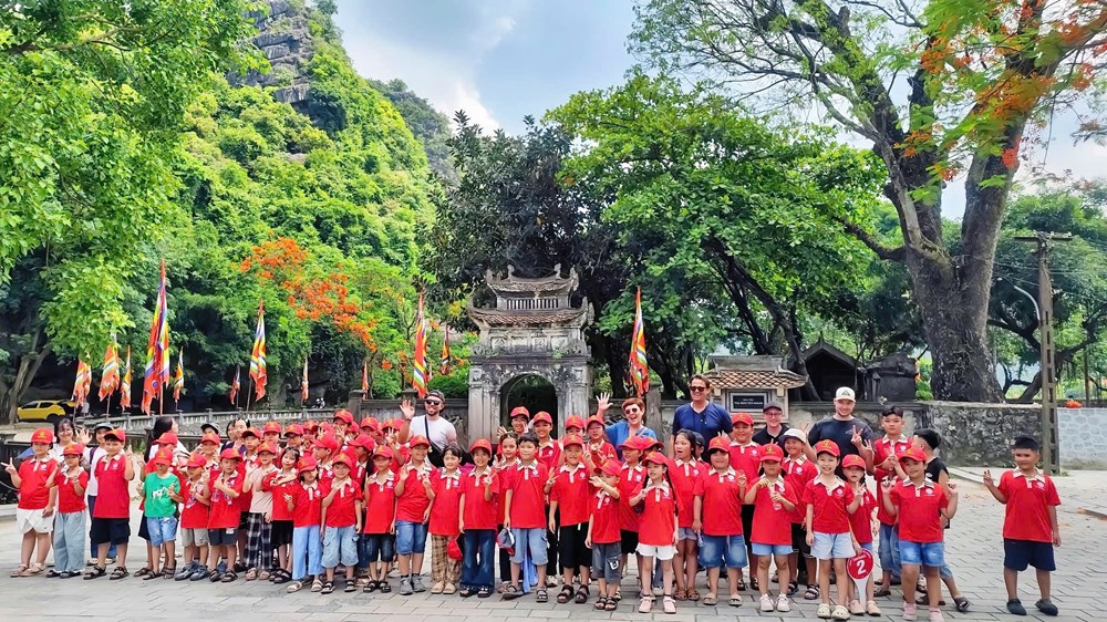 Những du khách nhí “xông đất” Cố đô Hoa Lư ngày Quốc tế Thiếu nhi - ảnh 4