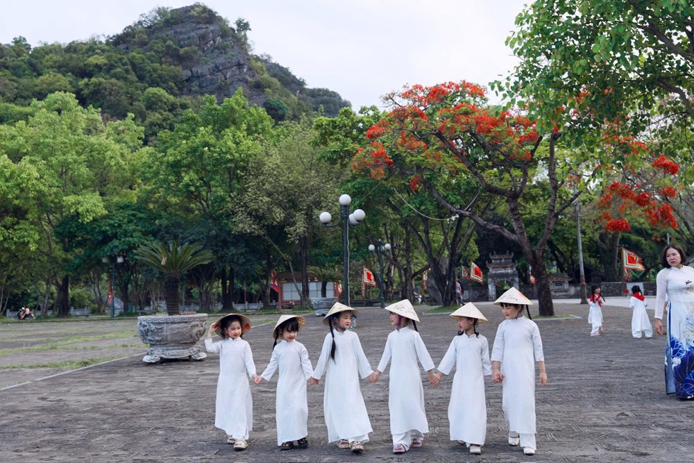 Những du khách nhí “xông đất” Cố đô Hoa Lư ngày Quốc tế Thiếu nhi - ảnh 5