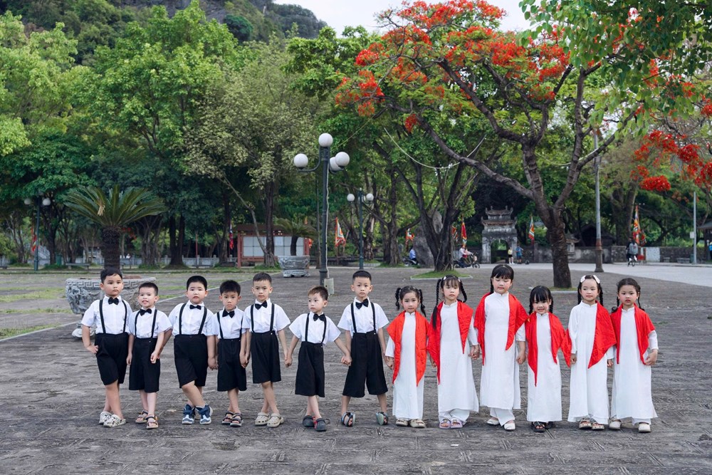 Những du khách nhí “xông đất” Cố đô Hoa Lư ngày Quốc tế Thiếu nhi - ảnh 1
