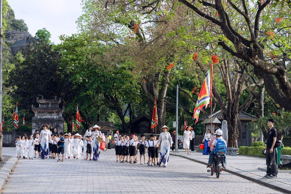 Những du khách nhí “xông đất” Cố đô Hoa Lư ngày Quốc tế Thiếu nhi - ảnh 2