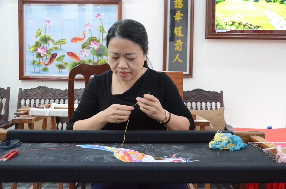Người dành cả đời gìn giữ nghề thêu ren Văn Lâm - ảnh 4