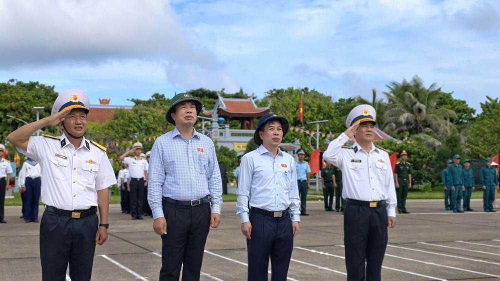 Thiêng liêng lễ chào cờ trên đảo Trường Sa - ảnh 2
