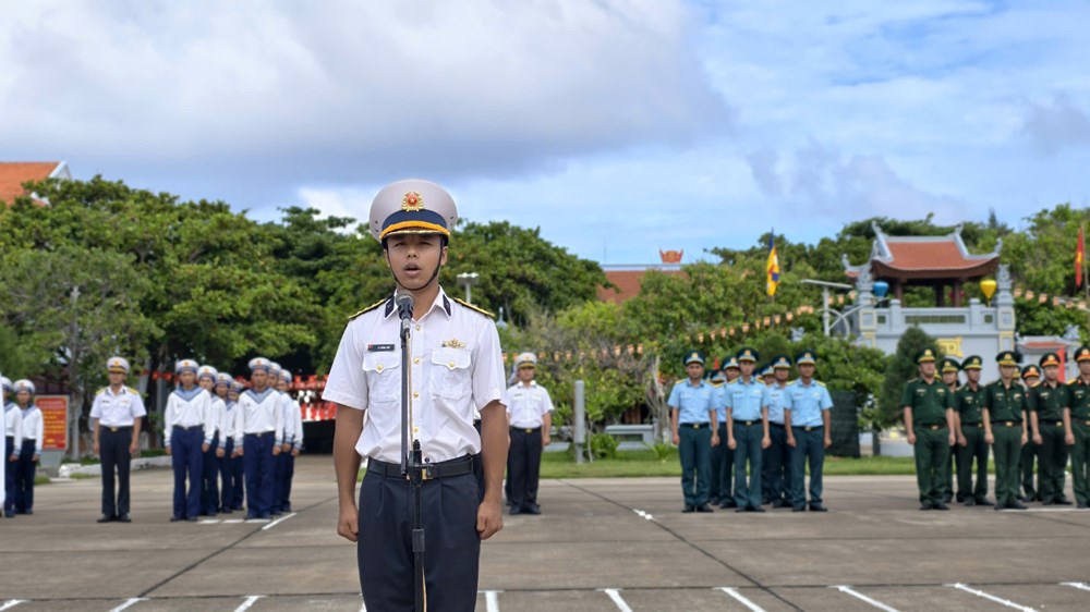 Thiêng liêng lễ chào cờ trên đảo Trường Sa - ảnh 4
