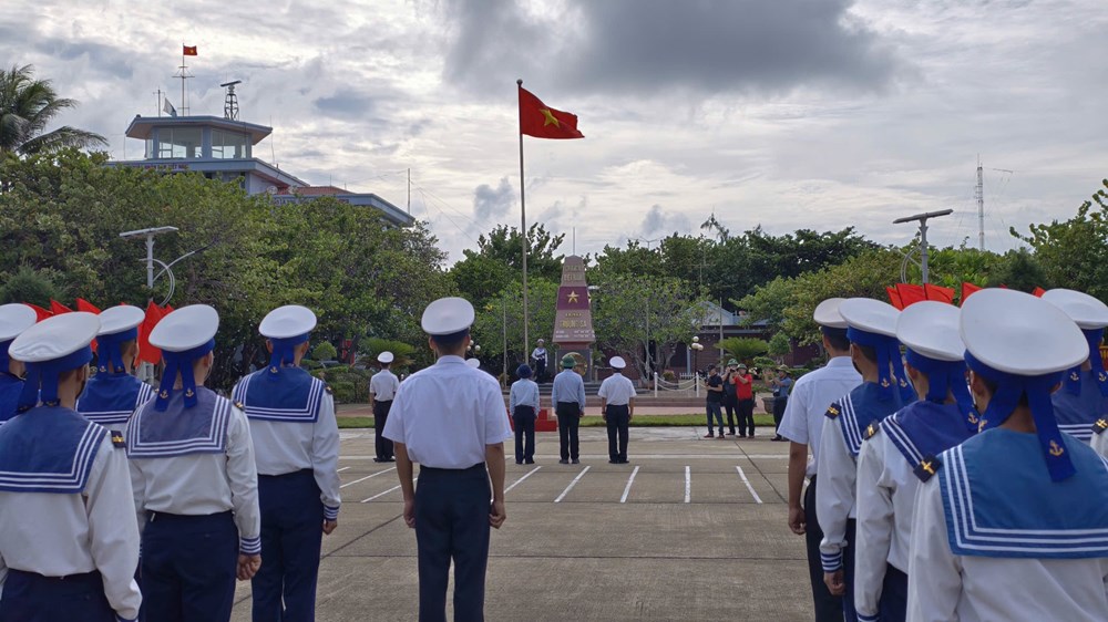 Thiêng liêng lễ chào cờ trên đảo Trường Sa - ảnh 1