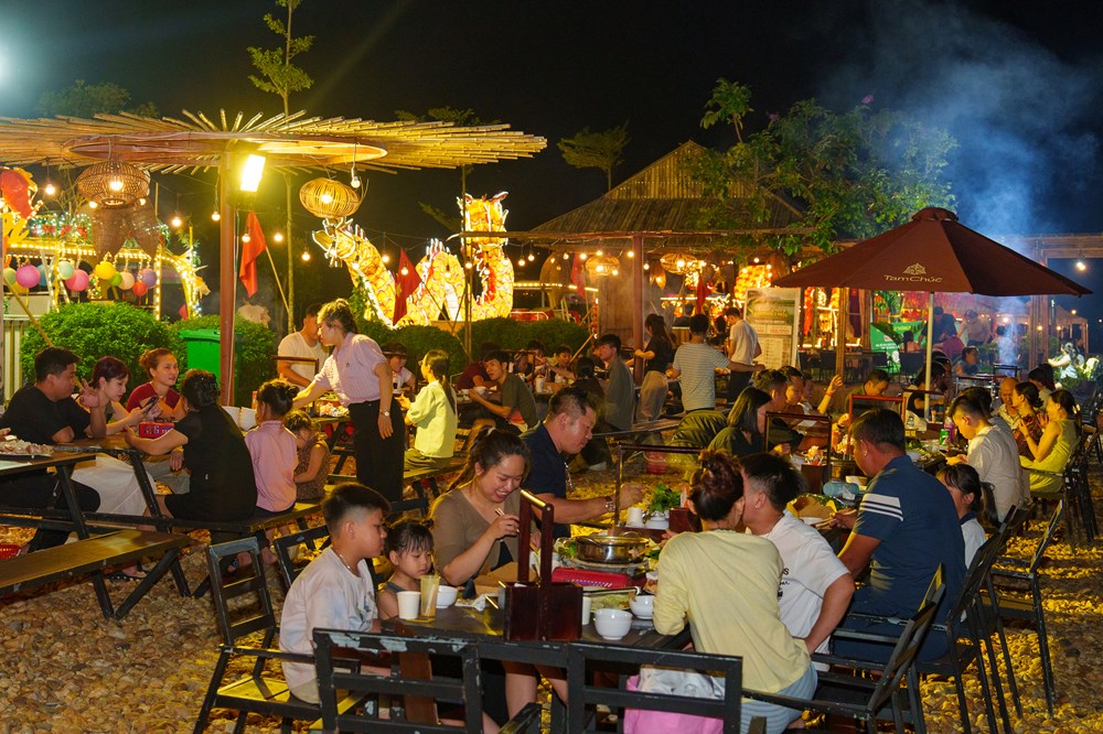 Chiêm ngưỡng những mô hình đèn lồng khổng lồ ở Tam Chúc - ảnh 10