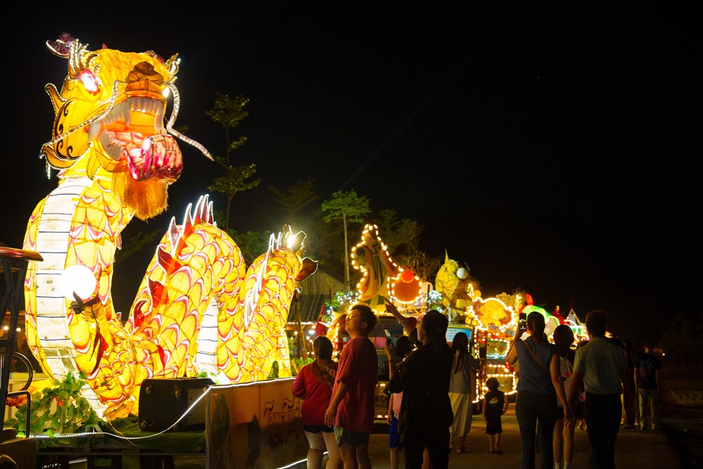 Chiêm ngưỡng những mô hình đèn lồng khổng lồ ở Tam Chúc - ảnh 4