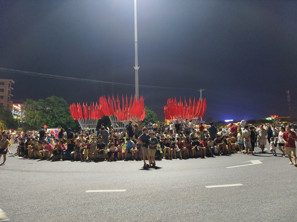 Ninh Bình: Toàn cảnh “biển người” tham dự Trung thu 2026 - ảnh 2
