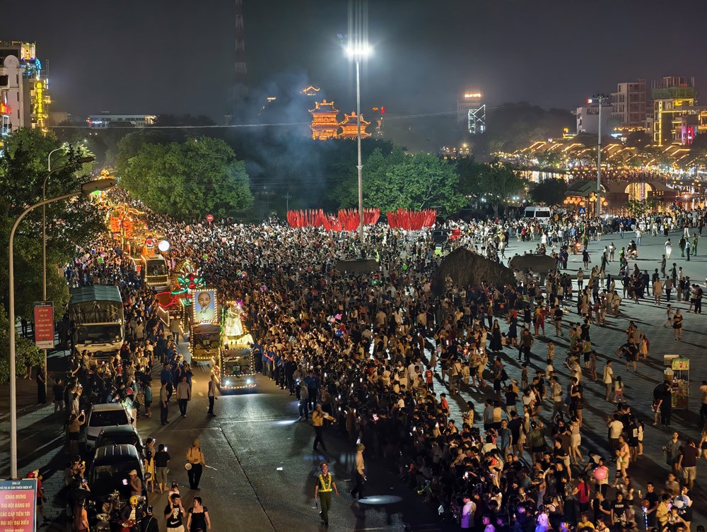 Ninh Bình: Toàn cảnh “biển người” tham dự Trung thu 2026 - ảnh 4