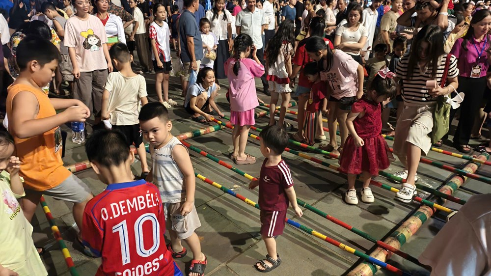 Ninh Bình: Toàn cảnh “biển người” tham dự Trung thu 2026 - ảnh 7