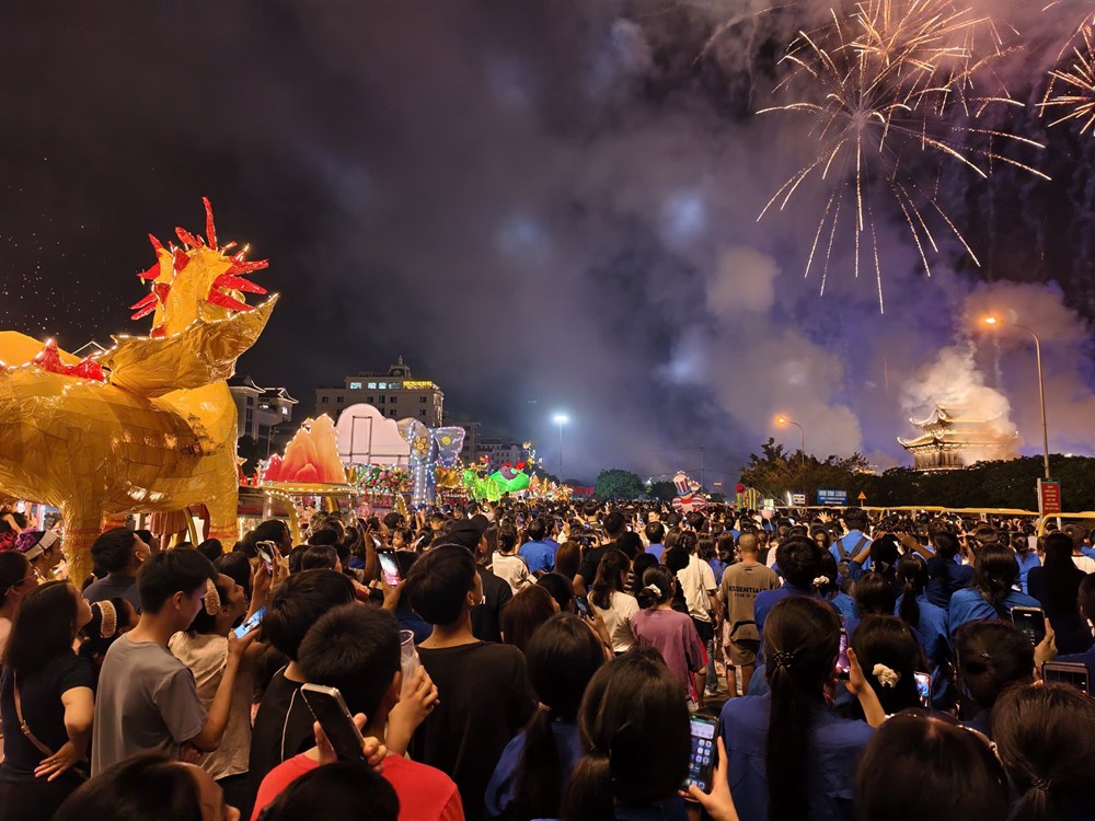 Ninh Bình: Toàn cảnh “biển người” tham dự Trung thu 2026 - ảnh 9