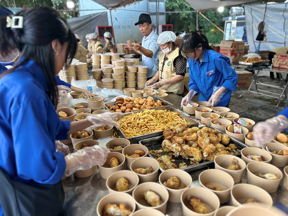 Ninh Bình: Rộn rã Trung thu với 12.000 suất ăn miễn phí cho các em nhỏ - ảnh 4