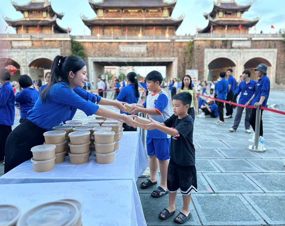 Ninh Bình: Rộn rã Trung thu với 12.000 suất ăn miễn phí cho các em nhỏ - ảnh 6