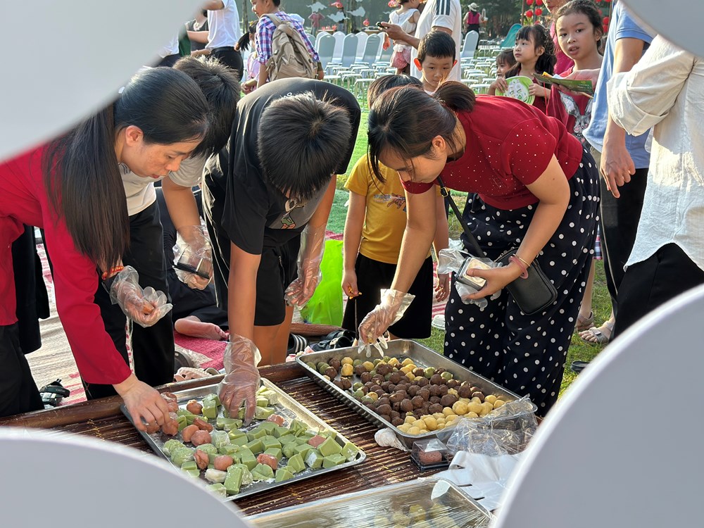 Trẻ em Ninh Bình hào hứng nặn bánh, làm đèn ông sao dịp Trung thu - ảnh 1