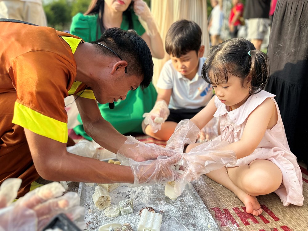 Trẻ em Ninh Bình hào hứng nặn bánh, làm đèn ông sao dịp Trung thu - ảnh 2
