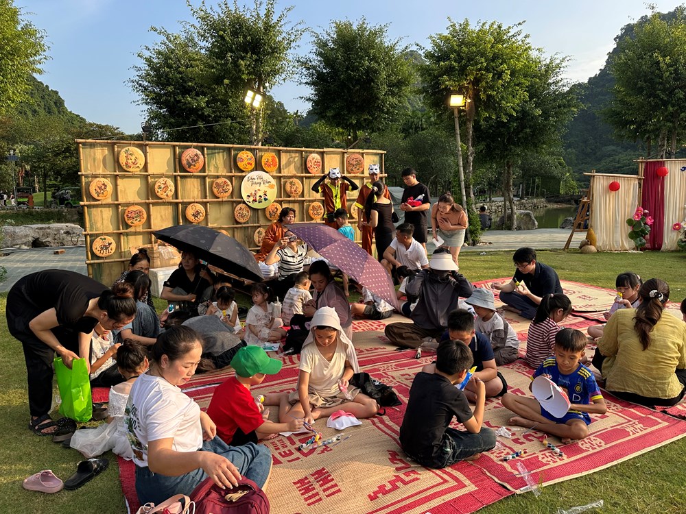 Trẻ em Ninh Bình hào hứng nặn bánh, làm đèn ông sao dịp Trung thu - ảnh 4