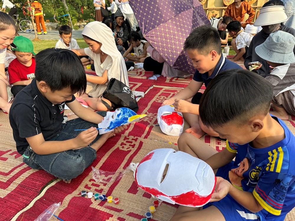 Trẻ em Ninh Bình hào hứng nặn bánh, làm đèn ông sao dịp Trung thu - ảnh 5