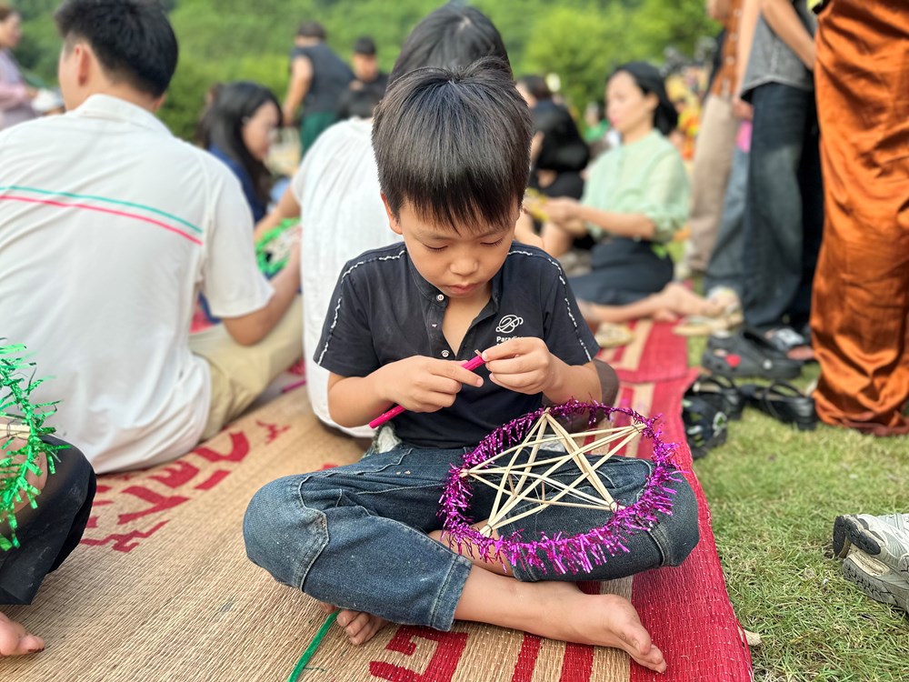 Trẻ em Ninh Bình hào hứng nặn bánh, làm đèn ông sao dịp Trung thu - ảnh 7