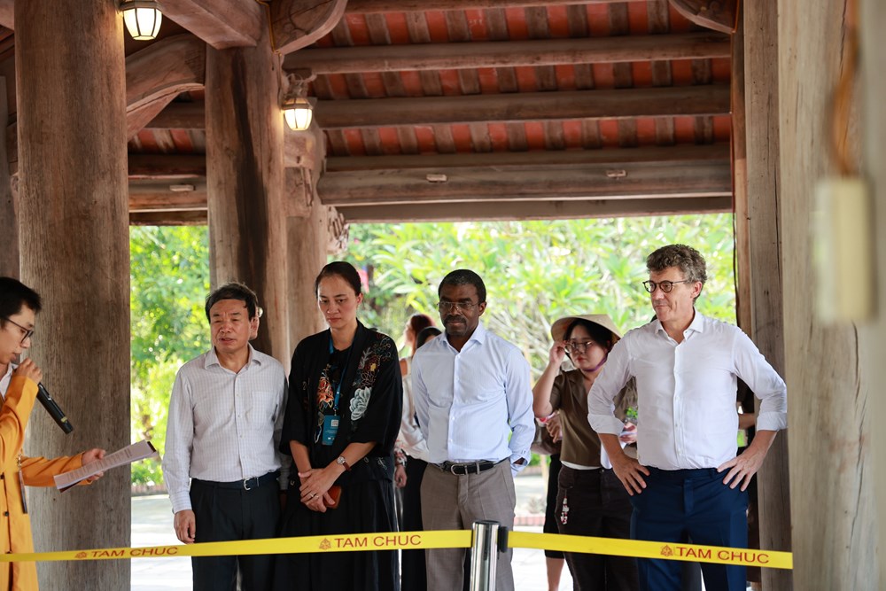 Đoàn đại biểu UNESCO thăm Di tích quốc gia đặc biệt Tam Chúc - ảnh 2