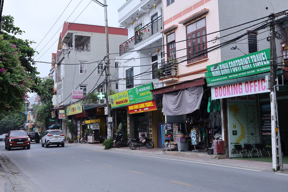 Ninh Bình: Loạn biển quảng cáo tiếng nước ngoài tại Tam Cốc - ảnh 1