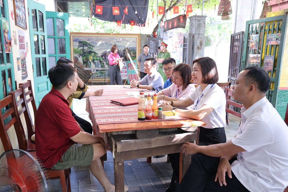 Ninh Bình: Thành lập Tổ công tác kiểm tra, xử lý biển quảng cáo tiếng nước ngoài - ảnh 4
