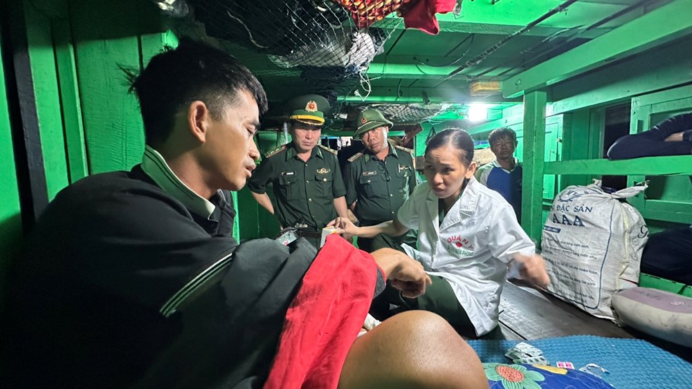 Hỗ trợ cấp cứu một ngư dân bị tai nạn lao động ở vùng biển Trường Sa - ảnh 2