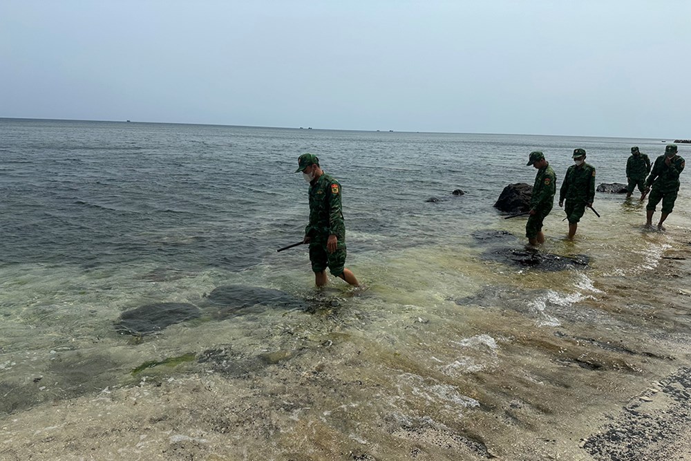 Xuyên đêm tìm kiếm 5 người mất tích trong vụ chìm tàu kéo và sà lan trên biển Lý Sơn - ảnh 2